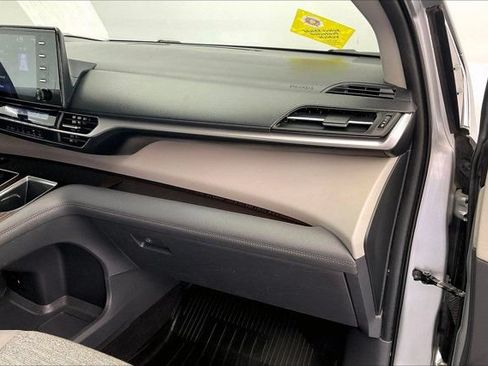 Used 2022 Toyota Sienna LE AWD/4WD image 16
