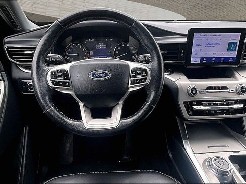 Used 2021 Ford Explorer XLT w/ Equipment Group 202A AWD/4WD image 4