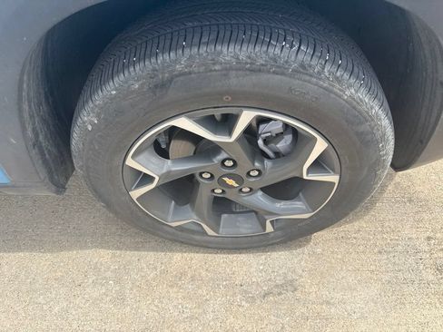 Used 2025 Chevrolet Trax LT w/ LT Convenience Package FWD image 5