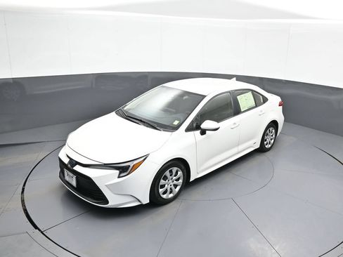 Certified 2024 Toyota Corolla LE AWD/4WD image 32