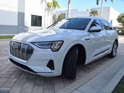 Used 2019 Audi e-tron Prestige w/ Prestige Package AWD/4WD image 2