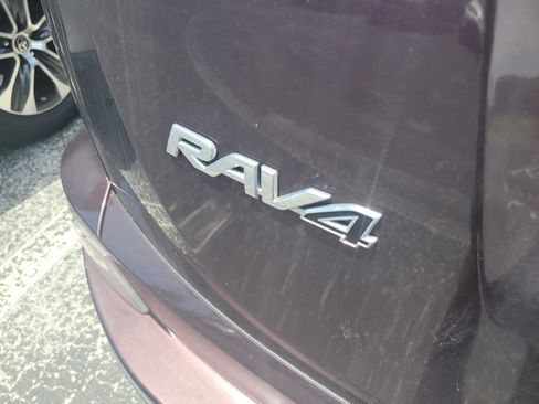 Used 2017 Toyota RAV4 LE FWD image 11