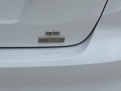 Used 2018 Ford Focus SE w/ SE Appearance Package FWD image 9
