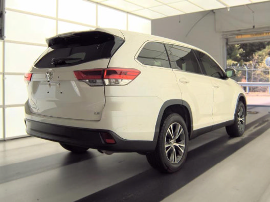 Used 2019 Toyota Highlander Plus FWD image 2