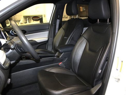 Certified 2025 Jeep Compass Limited AWD/4WD image 24