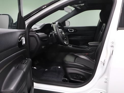 Certified 2023 Jeep Compass Latitude w/ Sun and Sound Group AWD/4WD image 8