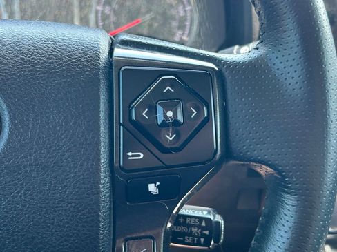 Used 2022 Toyota 4Runner TRD Off-Road Premium AWD/4WD image 38