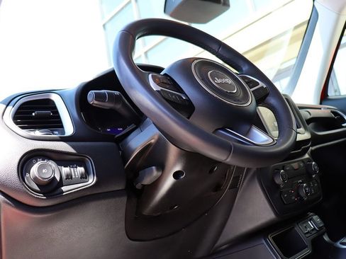 Used 2018 Jeep Renegade Latitude FWD image 40