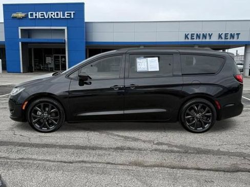 Used 2020 Chrysler Pacifica Touring-L w/ S Appearance Package FWD image 37