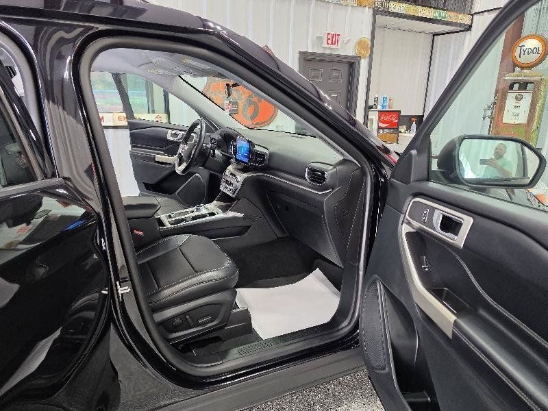 Used 2020 Ford Explorer XLT w/ Equipment Group 202A AWD/4WD image 17