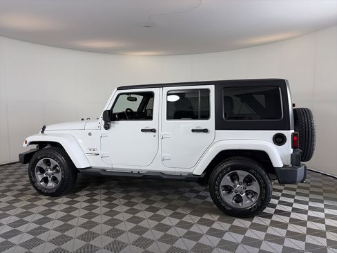 Used 2018 Jeep Wrangler Unlimited Sahara AWD/4WD image 8
