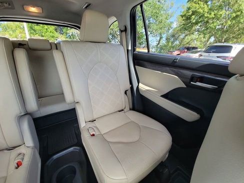 Used 2023 Toyota Highlander Platinum FWD image 6