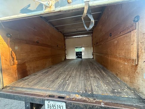 Used 2007 GMC Savana 3500 RWD image 6