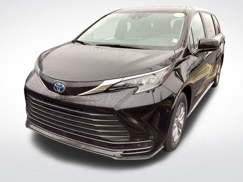 Used 2025 Toyota Sienna LE image 5