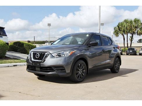 Used 2020 Nissan Kicks S image 2