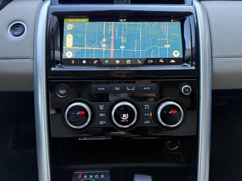 Used 2018 Land Rover Discovery HSE image 29