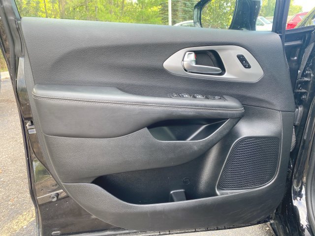 Used 2025 Chrysler Pacifica Limited FWD image 22