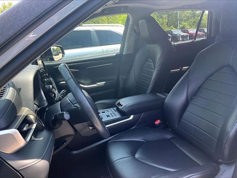 Certified 2021 Toyota Highlander XLE AWD/4WD image 10