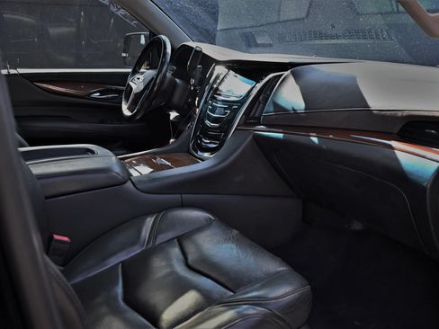 Used 2019 Cadillac Escalade ESV Premium Luxury AWD/4WD image 16