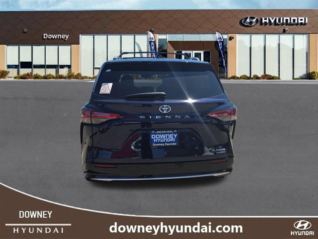 Used 2021 Toyota Sienna Platinum FWD image 4