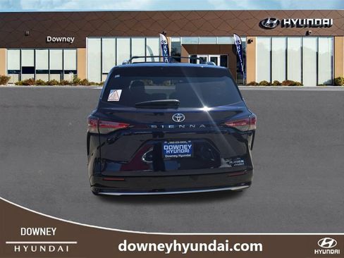 Used 2021 Toyota Sienna Platinum FWD image 4