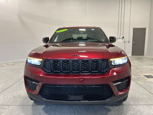Used 2024 Jeep Grand Cherokee Altitude AWD/4WD image 3