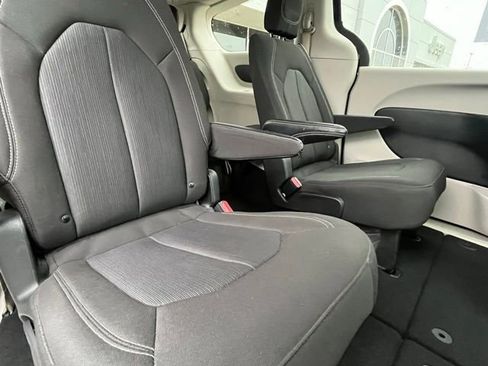 Used 2023 Chrysler Voyager LX image 28