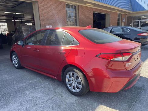 Used 2021 Toyota Corolla LE image 5