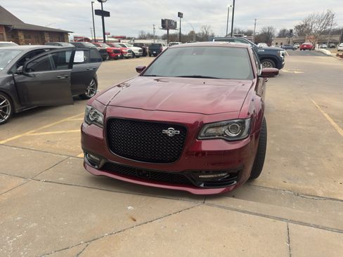 Used 2023 Chrysler 300 C image 3
