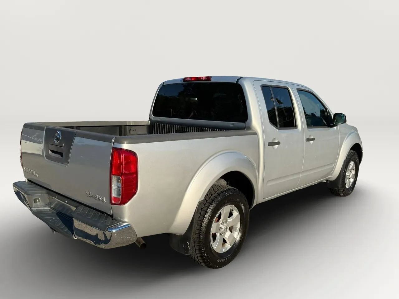 Used 2011 Nissan Frontier SV AWD/4WD image 3