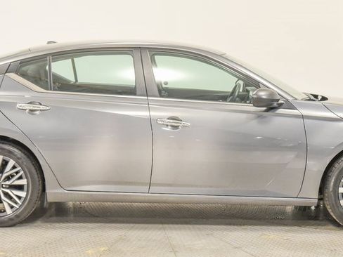 Used 2024 Nissan Altima 2.5 SV image 8