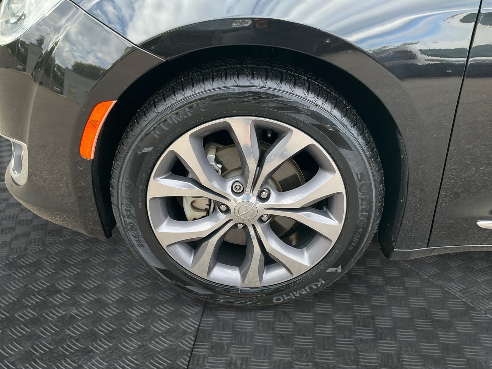 Used 2018 Chrysler Pacifica Limited w/ Advanced Safetytec Group FWD image 16