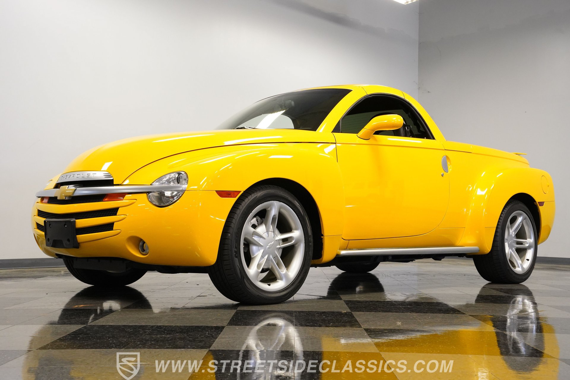 Used 2004 Chevrolet SSR w/ Preferred Equipment Group RWD image 22