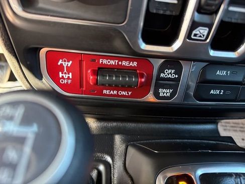 Used 2025 Jeep Wrangler Unlimited Rubicon image 16