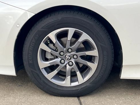 Used 2019 Toyota Prius XLE image 25