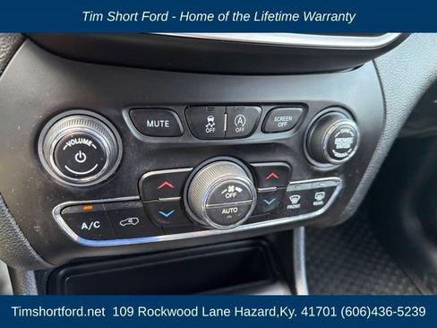 Used 2019 Jeep Cherokee Latitude Plus w/ Comfort/Convenience Group AWD/4WD image 10