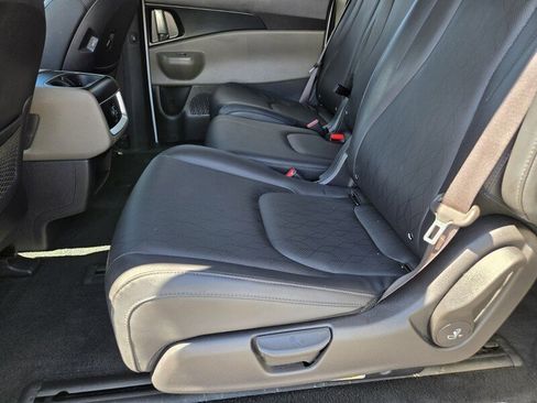 Certified 2025 Kia Carnival LXS FWD image 12