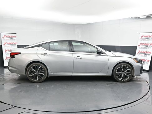 Used 2023 Nissan Altima 2.5 SR image 9