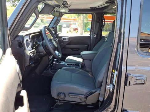 Used 2025 Jeep Wrangler Unlimited Sahara AWD/4WD image 4