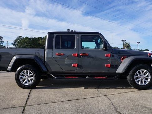 Used 2023 Jeep Gladiator Sport image 3