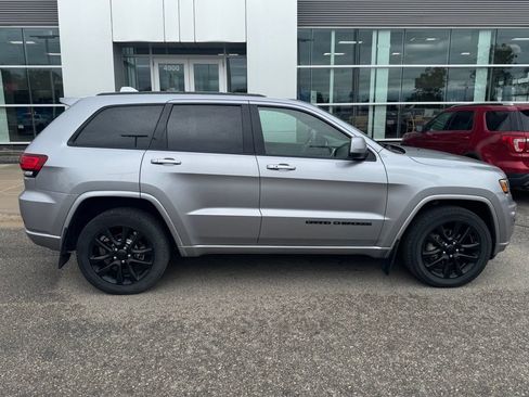 Used 2018 Jeep Grand Cherokee Altitude AWD/4WD image 37
