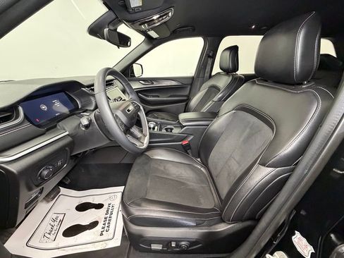 Used 2024 Jeep Grand Cherokee Altitude image 4