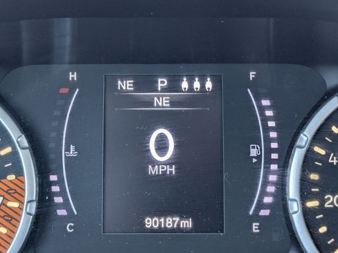 Used 2019 Jeep Renegade Latitude w/ Cold Weather Group image 10