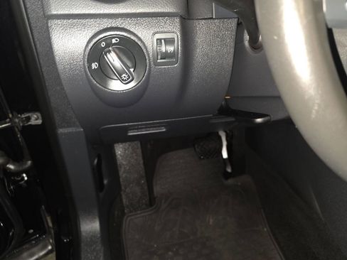 Used 2013 Volkswagen Tiguan SE image 19