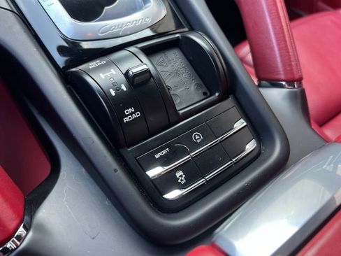 Used 2018 Porsche Cayenne Platinum Edition image 32