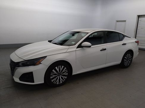 Used 2023 Nissan Altima 2.5 SV AWD/4WD image 2