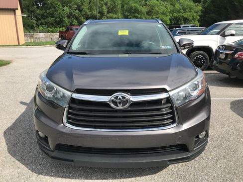 Used 2016 Toyota Highlander XLE AWD/4WD image 3