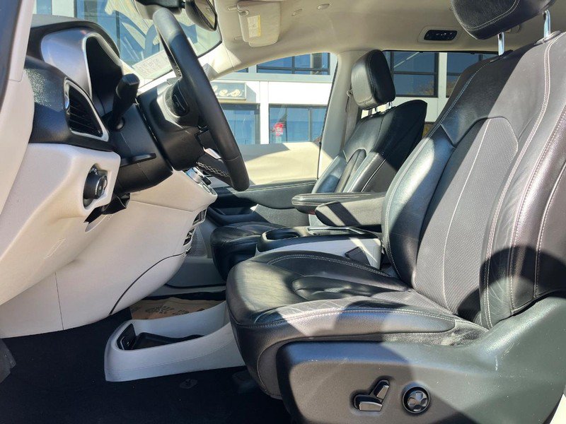 Used 2022 Chrysler Pacifica Touring-L w/ Uconnect Theater Family Group FWD image 12