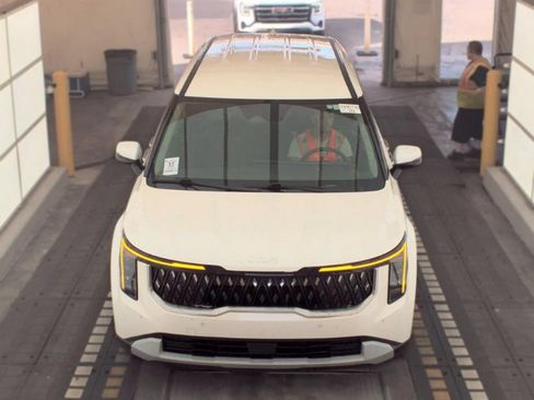 Used 2025 Kia Carnival FWD image 3