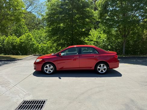 Used 2013 Toyota Corolla LE FWD image 2